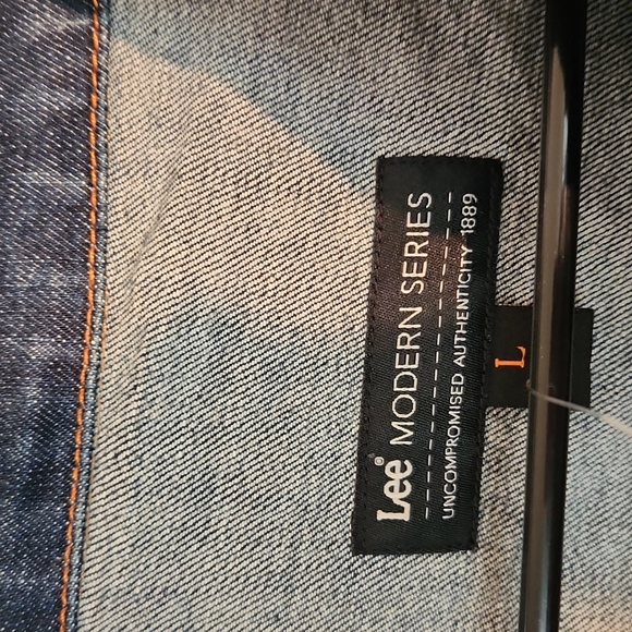 Nearly new Lee Modern Series jean jacket - Picture 3 of 4